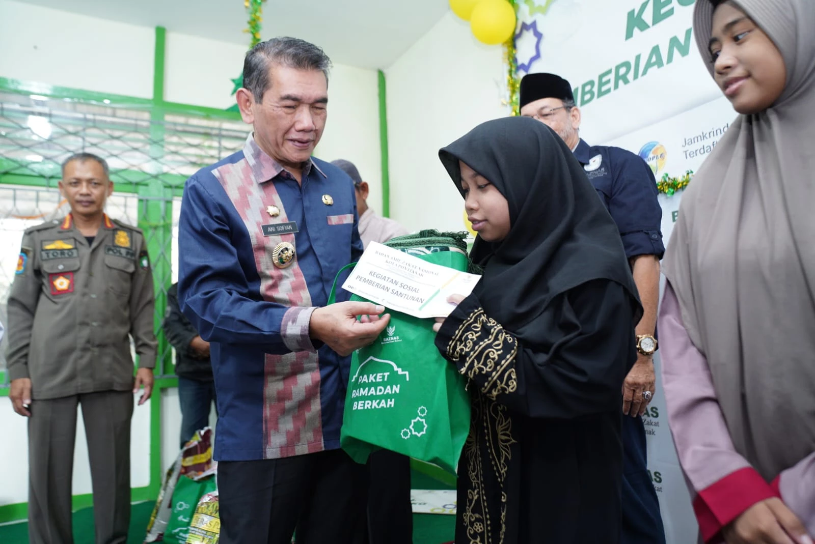 Baznas Pontianak Salurkan 100 Paket Bantuan kepada Dhuafa dan Anak Yatim